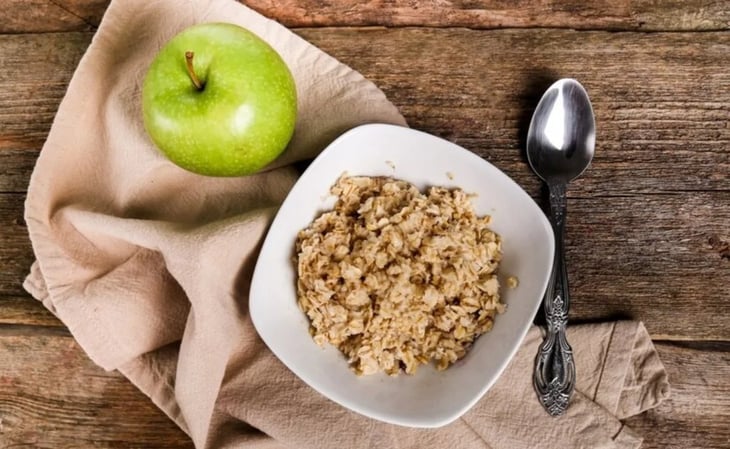 Salud: ¿Qué beneficios tiene comer avena con manzana para la digestión?