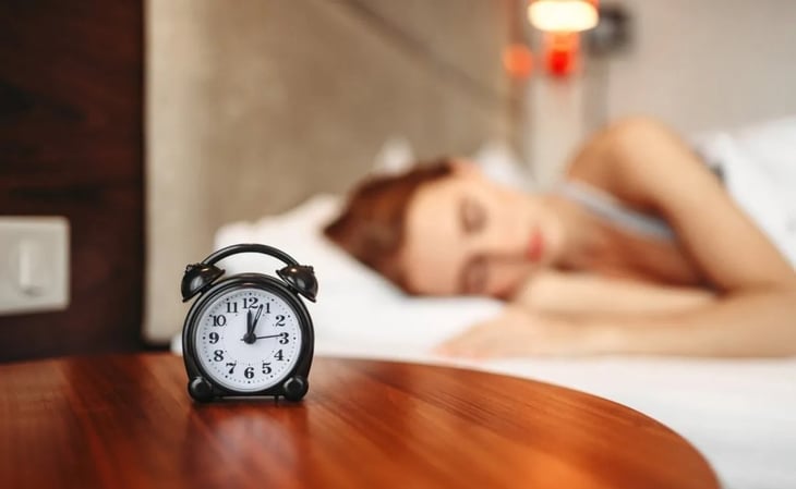 ¿Cuáles son las desventajas y beneficios de dormir hasta tarde para la salud?