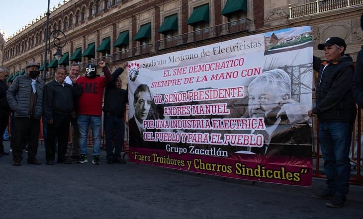 Simpatizantes de la 4T apoyan reformas de AMLO afuera de Palacio Nacional
