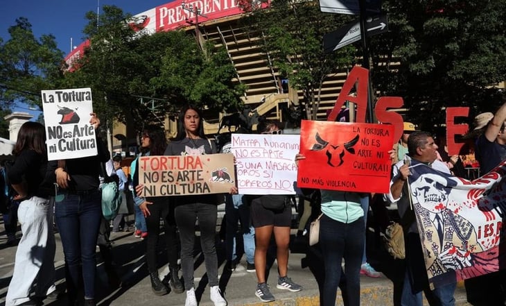 Manifestantes protestan contra las corridas de toros en el 78 aniversario de la Plaza México