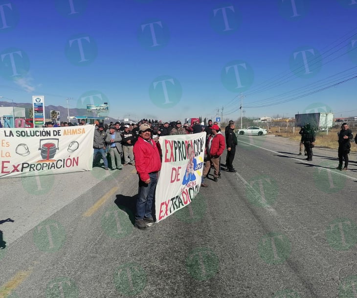 Obreros bloquean carretera 57 en protesta por la situación de AHMSA