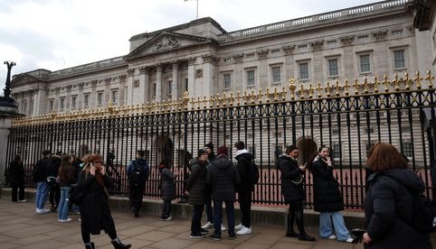 Británicos y turistas muestran amor y compasión por el rey Carlos III