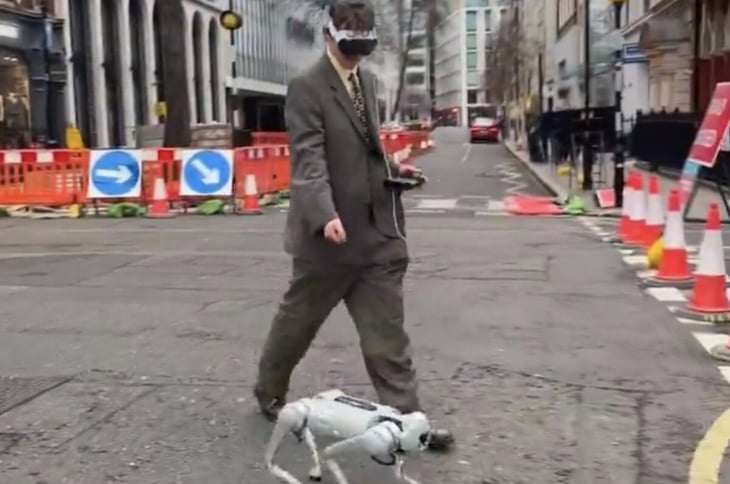 Pasear por las calles de Londres con las Vision Pro y un perro robótico es una escena digna de Black Mirror, y acaba de pasar