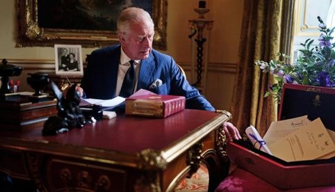 Rey Carlos III tendrá su audiencia semanal con el primer ministro Rishi Sunak, vía telefónica