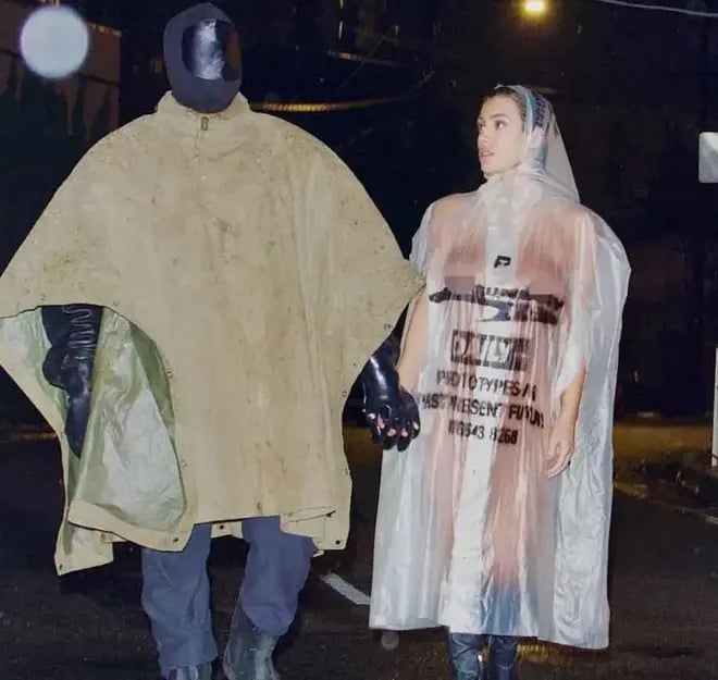 Esposa de Kanye West pasea sin ropa con un impermeable transparente