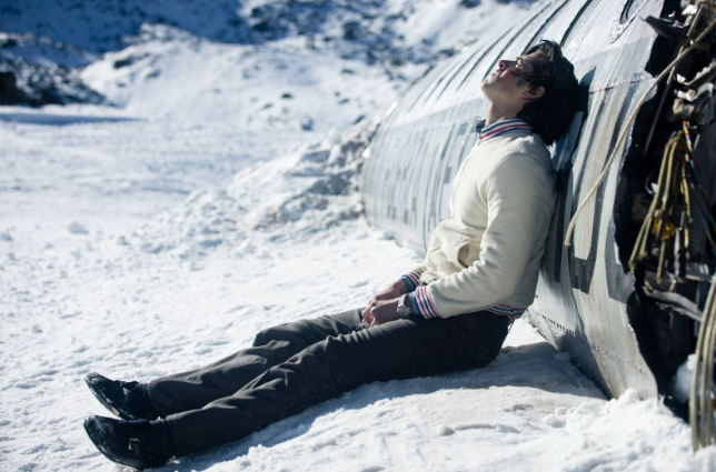 Así eran las impactantes escenas eliminadas con cerebros expuestos en 'La sociedad de la nieve'