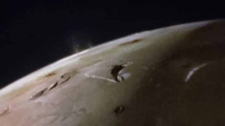 Plumas dobles vistas en la luna volcánica cascarrabias de Júpiter