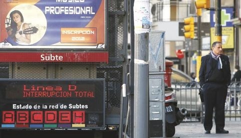 Gobierno de Milei recorta subsidios al transporte público en Argentina
