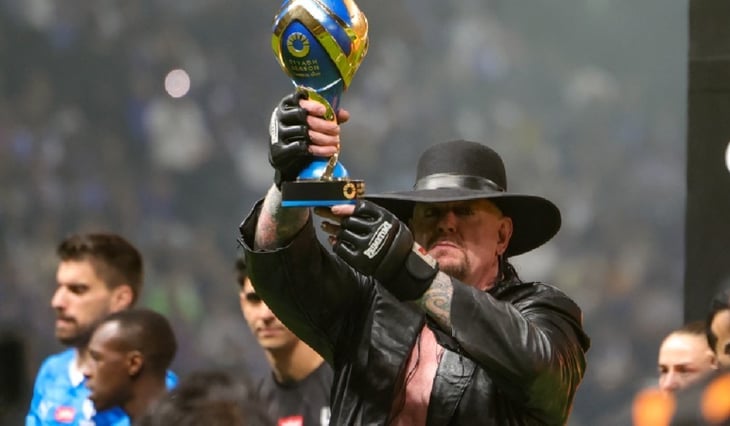 Undertaker presentó el trofeo en una final disputada por Cristiano Ronaldo