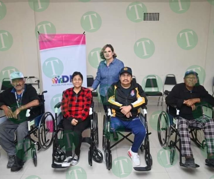 DIF Monclova hace entrega de sillas de ruedas a beneficiarios