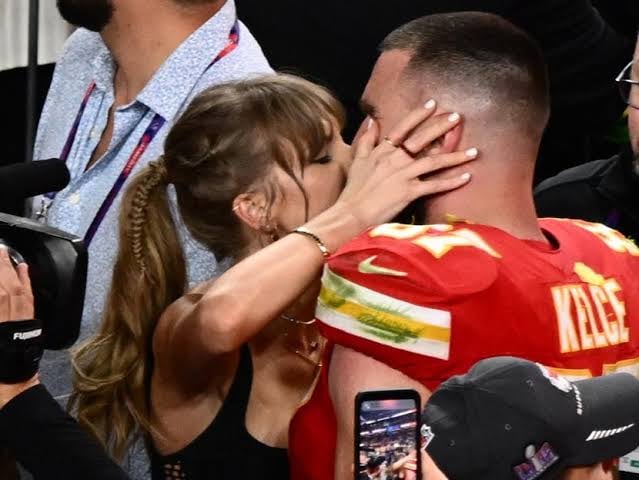 Taylor Swift y Travis Kelce festejan con beso el Super Bowl LVIII