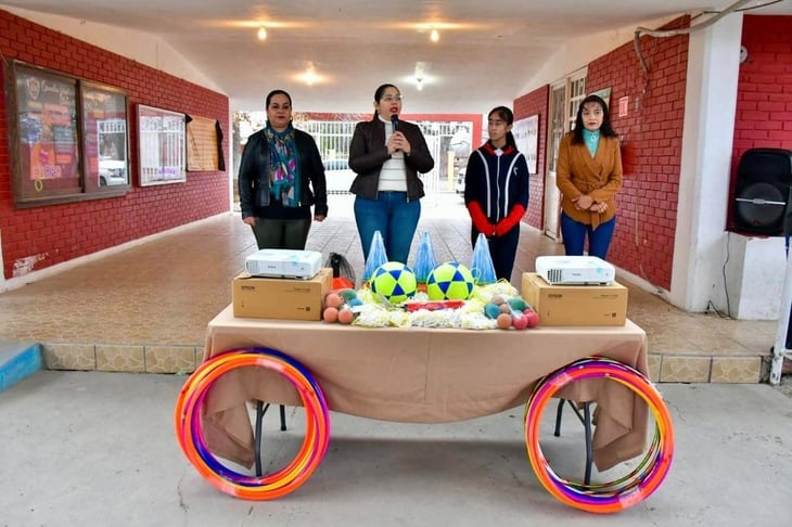 Pily Valenzuela entrega proyectores y material deportivo a una escuela primaria en Nava