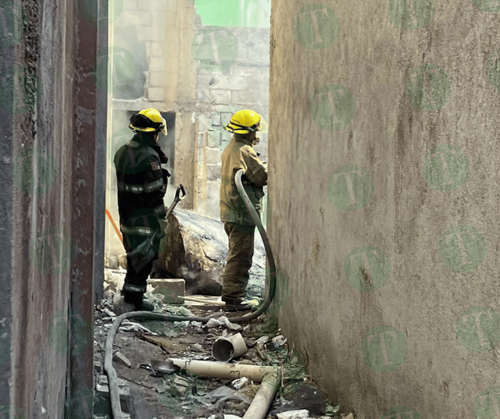 Bomberos controlan incendio provocado por indigentes cerca del antiguo Cine Diana