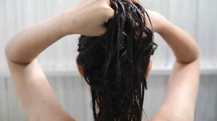 Cómo hidratar tu cabello usando menos agua