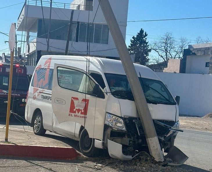 Chofer de camioneta de El Mirador se impacta contra un poste de CFE