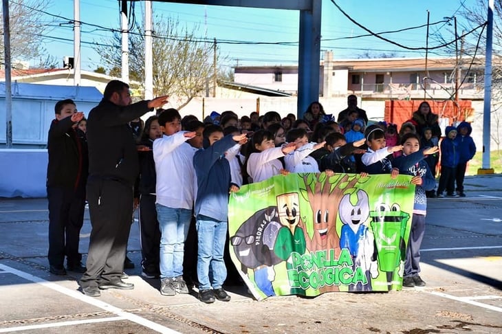 Rinden honores a la bandera en la primaria Vicente Guerrero