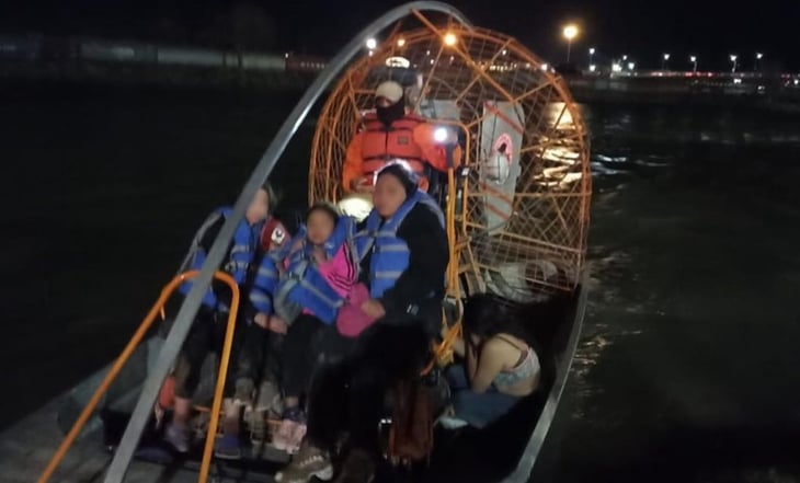 Rescatan de las frías aguas del Río Bravo a 6 mujeres migrantes y una familia de Guatemala