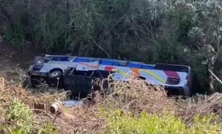 Cae camión de jornaleros a canal hidráulico Alto en Guasave