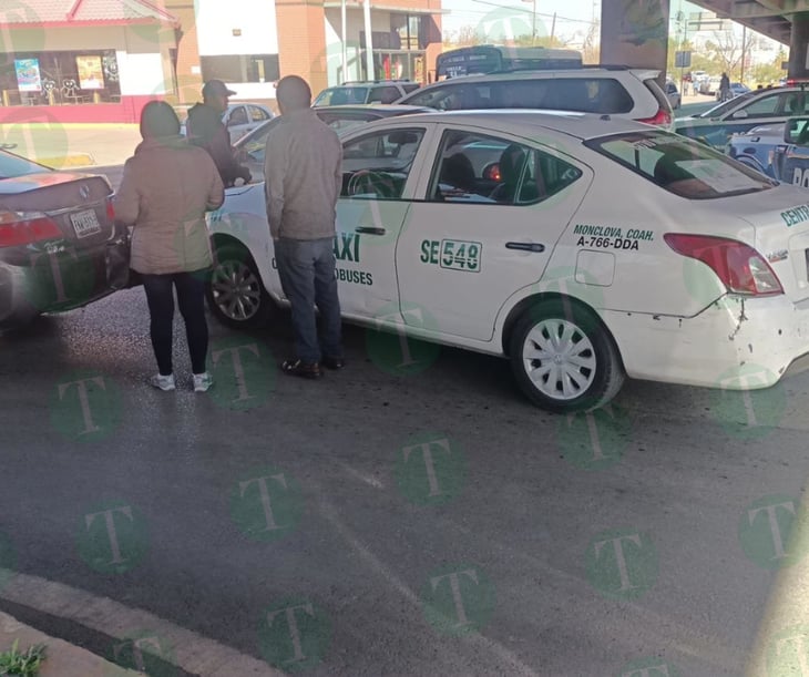 Taxista no respeta distancia de seguridad y choca en Monclova