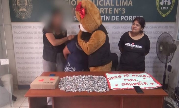 Policía disfrazado de oso gigante de San Valentín detiene a delincuente en Perú