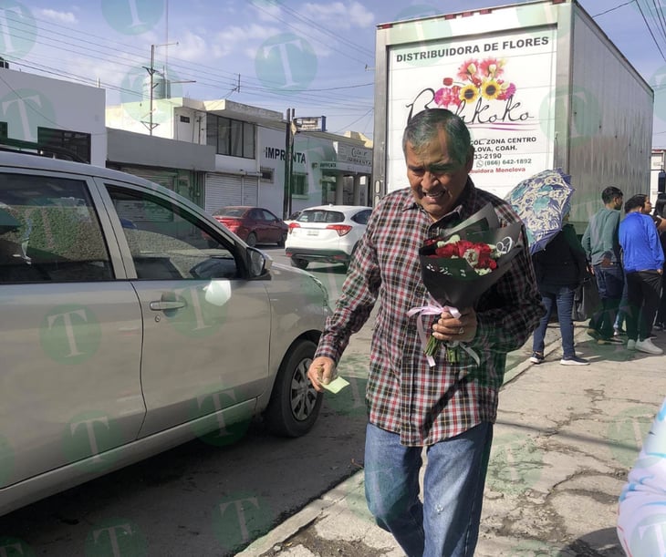  Abuelito lleva flores a su esposa y madre de 102 años para festejar San Valentín