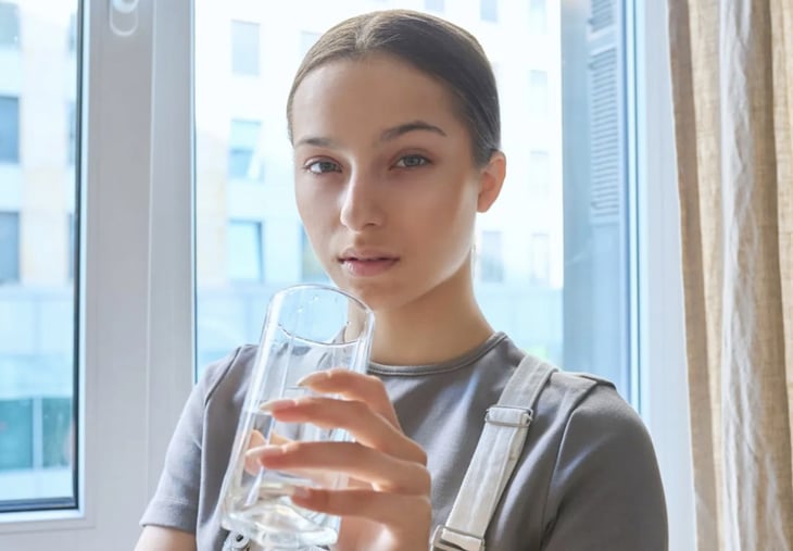 Beneficios de consumir 2 litros de agua al día para el cuerpo, la piel y el cabello
