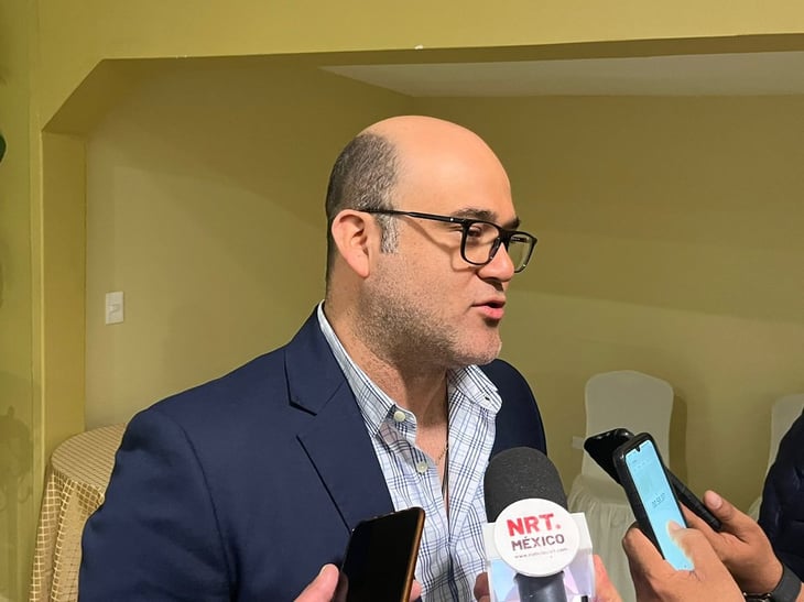 Eleuterio López presenta su renuncia ante el despacho del alcalde