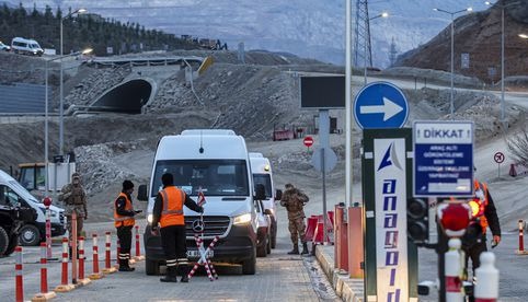 Riesgo de nuevos aludes frena la búsqueda de mineros en Turquía