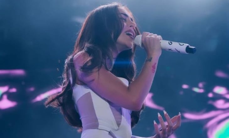 Nicki Nicole se conmueve durante concierto tras truene con Peso Pluma