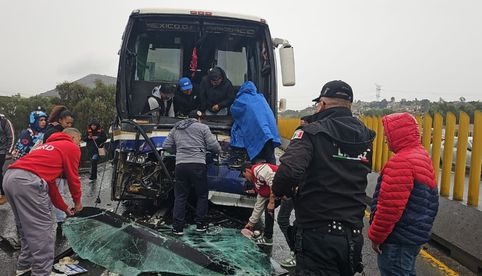 Choque entre camiones de pasajeros deja 19 lesionados en la autopista México-Puebla