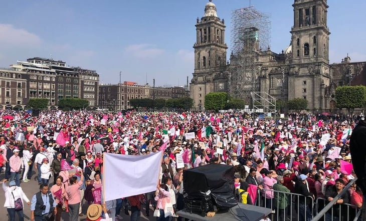 En Marcha por la Democracia, el Zócalo lució repleto, pero sin bandera monumental