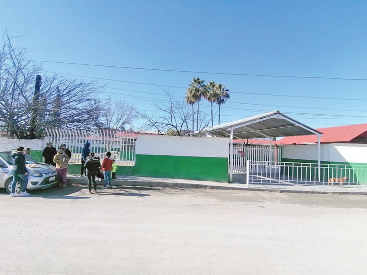 Padres de familia cierran escuela por maestra maltratadora en el ejido 8 de Enero