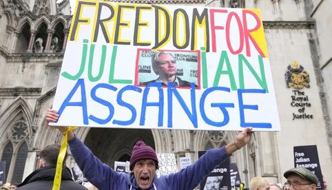 Julian Assange presenta su último recurso para impedir su extradición a EU
