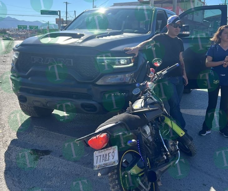 Motociclista resulta herido tras chocar con camioneta en la Héroes del 47