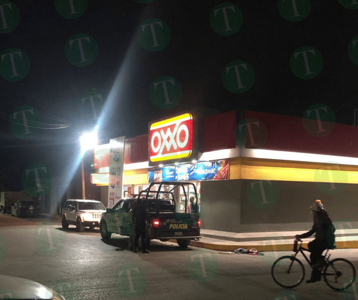 Delincuente armado roba dinero y mercancía de tienda Oxxo de Monclova