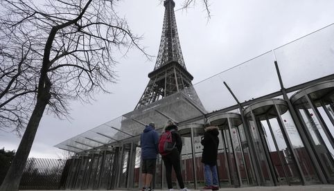 Empleados en huelga cierran por tercer día consecutivo la Torre Eiffel en París