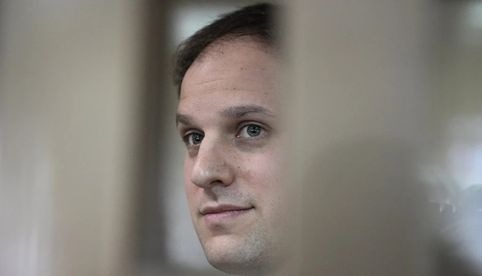 Embajadora de EU en Rusia visita en prisión a Evan Gershkovich