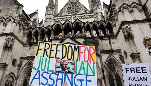 Inician deliberaciones en caso Assange
