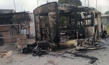 Se incendia transporte escolar y casa tras enfrentamiento armado en carretera a Reynosa 