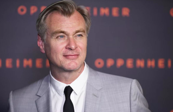 Incluso Christopher Nolan, conocido por su pasión por el cine, no pudo resistirse a ver una película de ciencia ficción de manera ilegal