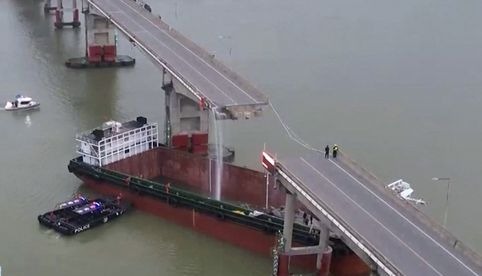 Buque portacontenedores choca contra un puente y deja 5 muertos en China