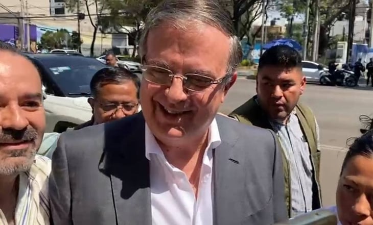 Marcelo Ebrard se registra como candidato plurinominal de Morena 