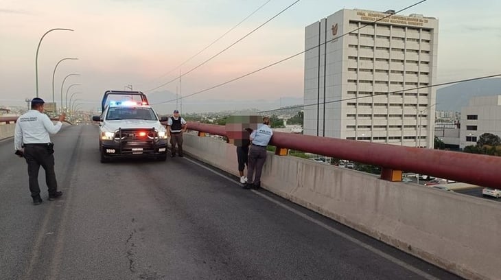 Mujer amenaza con tirarse de puente en Nuevo León 