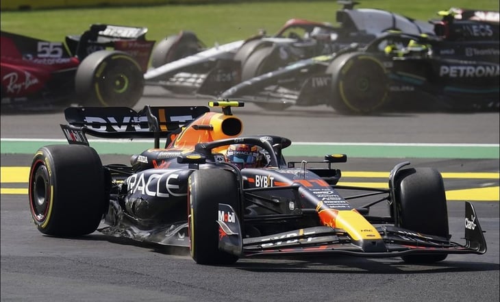 Carlos Sainz domina, por delante de 'Checo' Pérez, el segundo día de pruebas en Bahréin