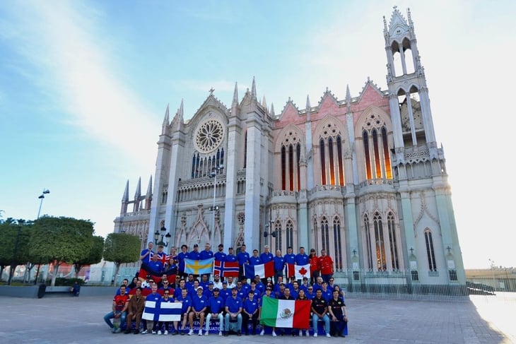 Pilotos del Rally de las Naciones posan en el Templo Expiatorio de León