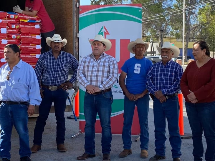 El alcalde de Villa Unión entrega 20 toneladas de sorgo forrajero