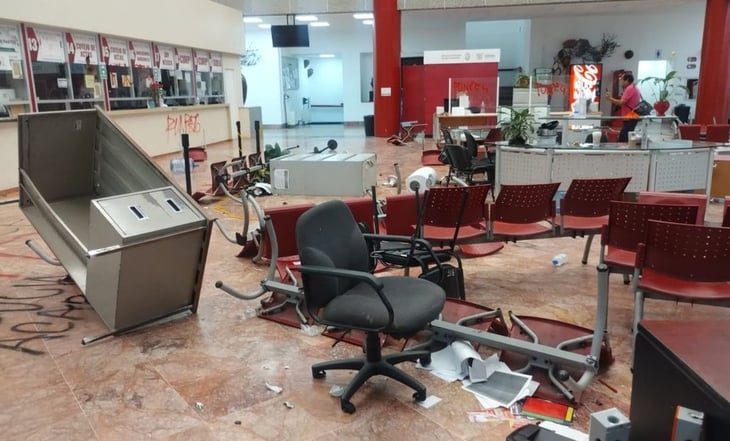 Normalistas hacen destrozos en oficinas de gobierno en Chilpancingo