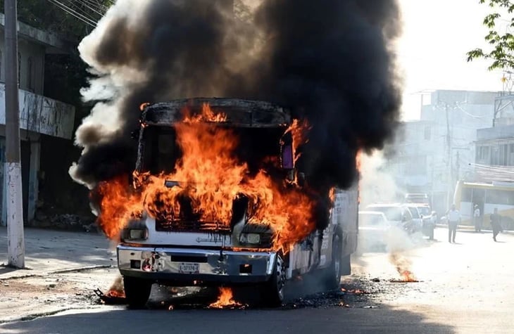 Comando armado incendia camión urbano en Acapulco 