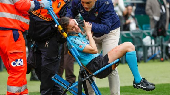 Árbitra de Betis-Athletic choca con cámara y es llevada a hospital