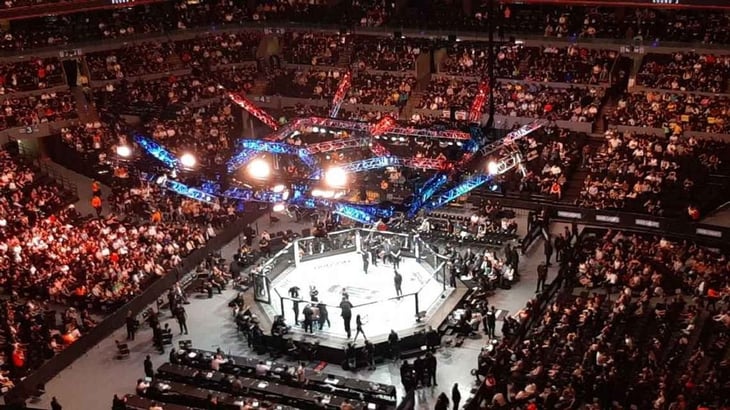 Una Arena convertida en coliseo presenció el regreso de la UFC a México